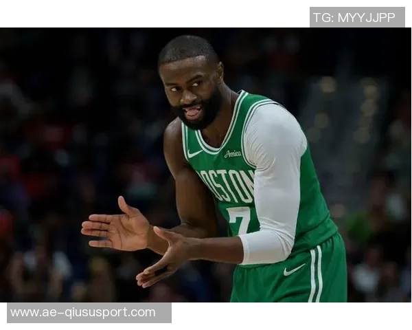 杰伦布朗半场表现全面9分9板6助助力球队攻防两端 杰伦布朗半场表现全面9分9板6助助力球队攻防两端