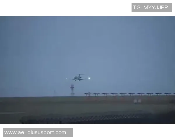 太阳报报道格伊飞机降落前突发状况紧急中止降落引发关注