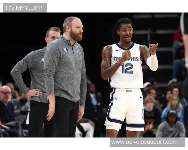 詹金斯关键时刻果断出手三分绝平展现不设限的篮球精神